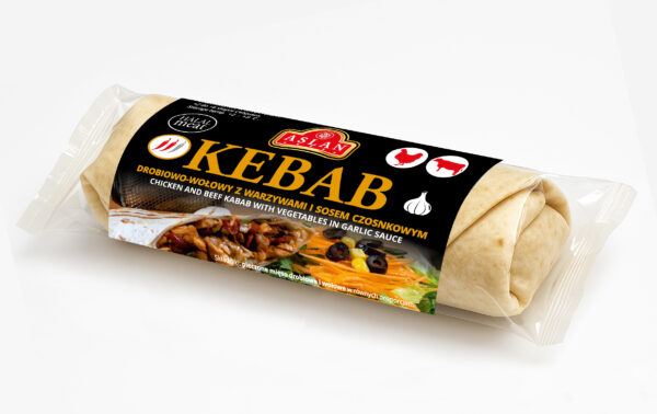 Kebab drobiowo-wołowy w picie z warzywami i sosem czosnkowym